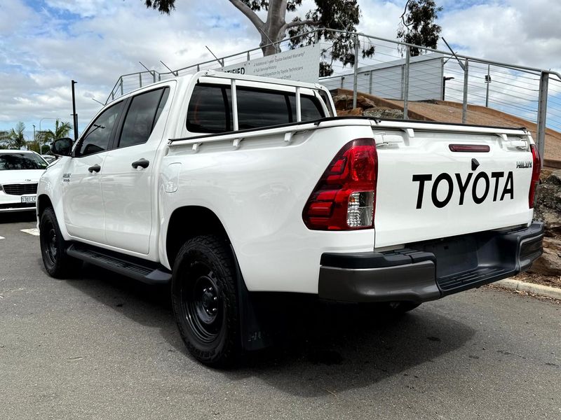 2020 Toyota Hilux SR Auto 4x4 Double Cab Photo 4