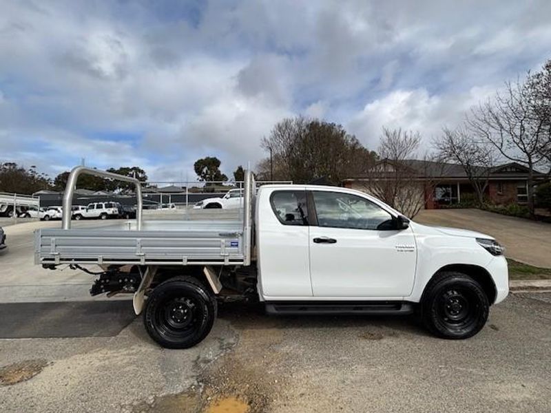 2021 Toyota Hilux SR Auto 4x4 Photo 3