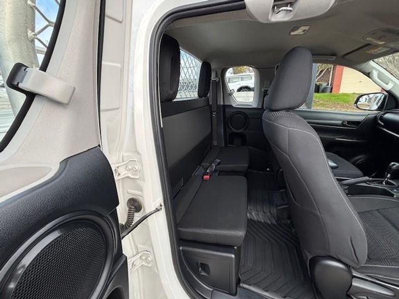 2021 Toyota Hilux SR Auto 4x4 Photo 12