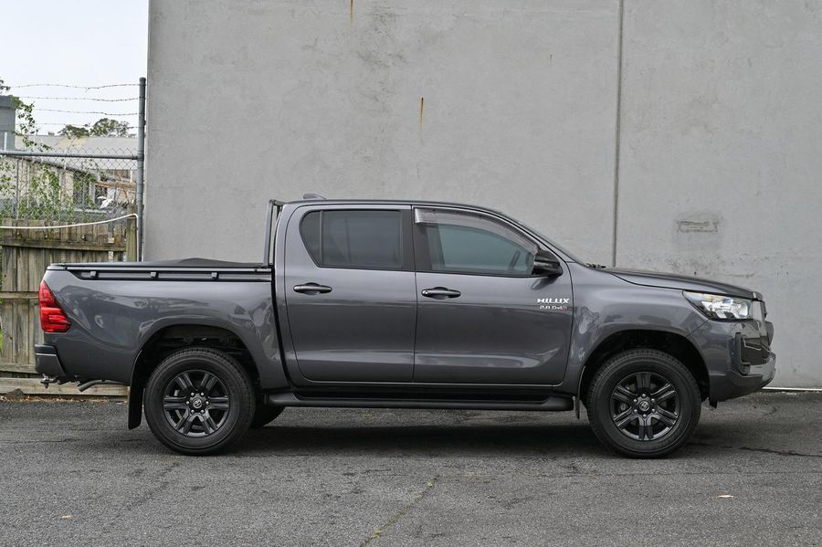 2022 Toyota Hilux SR Auto 4x4 Double Cab Photo 5
