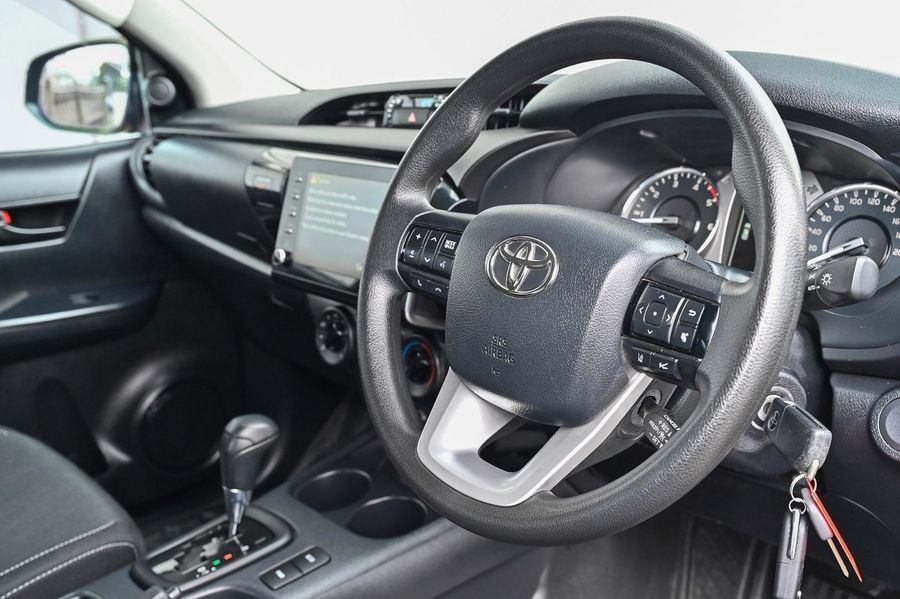 2022 Toyota Hilux SR Auto 4x4 Double Cab Photo 6