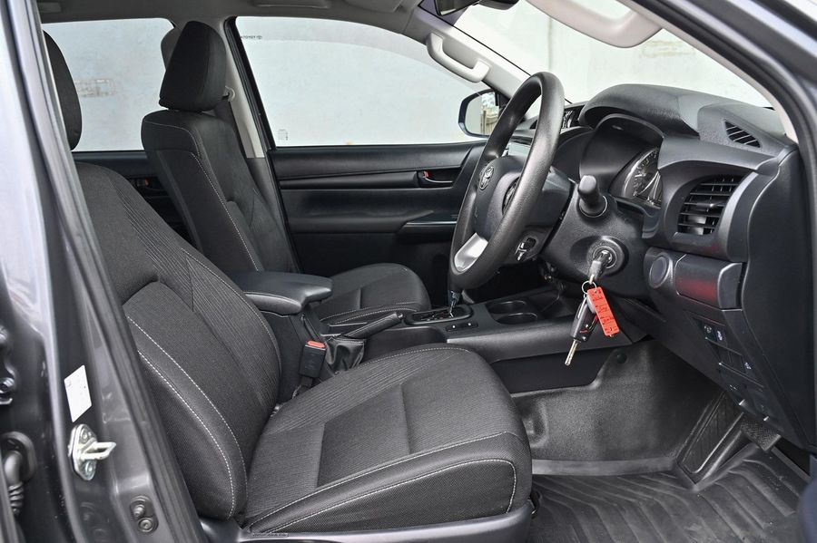 2022 Toyota Hilux SR Auto 4x4 Double Cab Photo 13