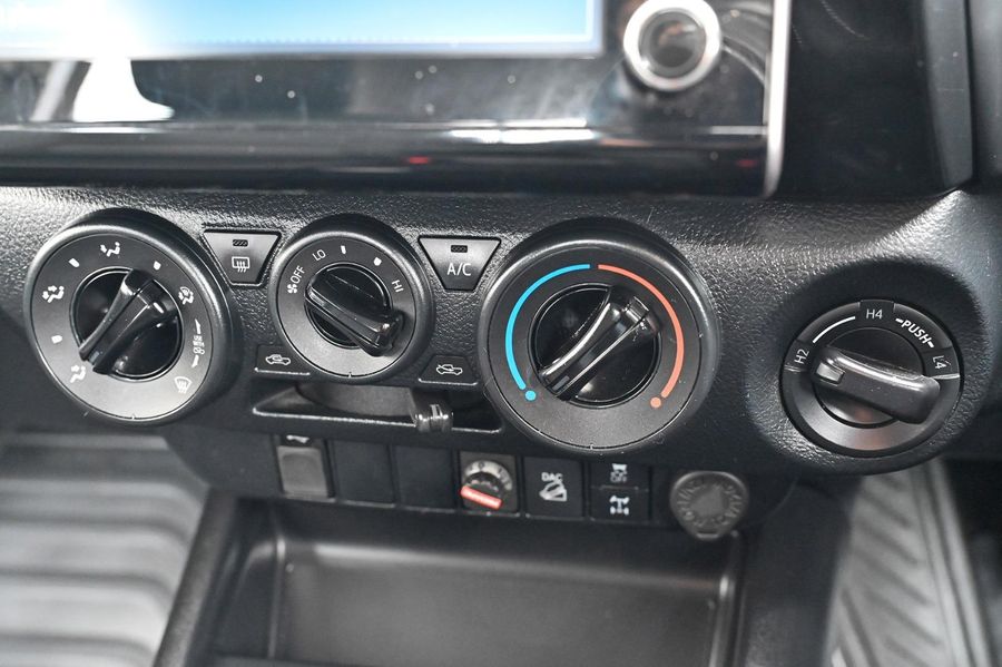 2022 Toyota Hilux SR Auto 4x4 Double Cab Photo 16